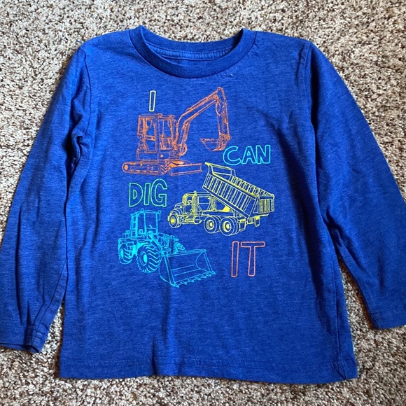 Kids bundle size 4/5, 3 long sleeve, one short sleeve, one soccer shorts - Picture 4 of 6